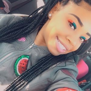 Meet your Posher, Leona